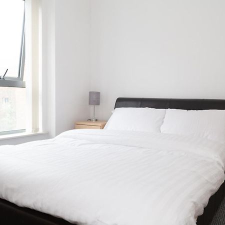 Serviced Apartment In Liverpool City Centre - Free Parking - Balcony - By Happy Days Buitenkant foto