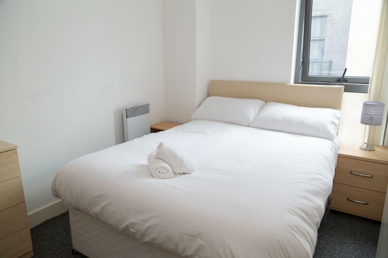 Serviced Apartment In Liverpool City Centre - Free Parking - Balcony - By Happy Days Buitenkant foto