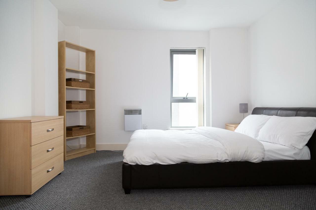 Serviced Apartment In Liverpool City Centre - Free Parking - Balcony - By Happy Days Buitenkant foto