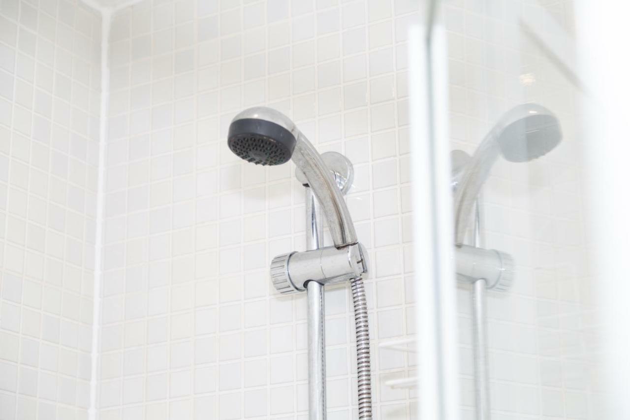 Serviced Apartment In Liverpool City Centre - Free Parking - Balcony - By Happy Days Buitenkant foto