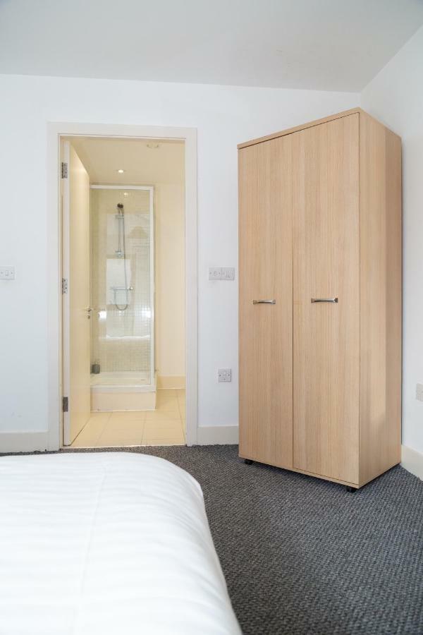 Serviced Apartment In Liverpool City Centre - Free Parking - Balcony - By Happy Days Buitenkant foto